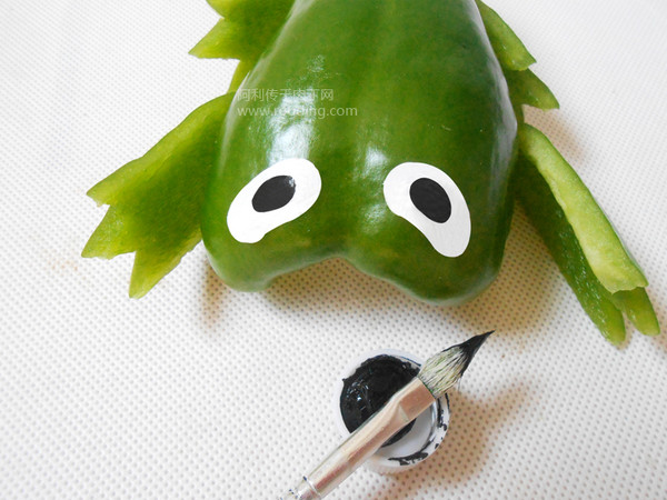 简单有趣的蔬菜拼贴画 教你用青椒制作可爱的青蛙