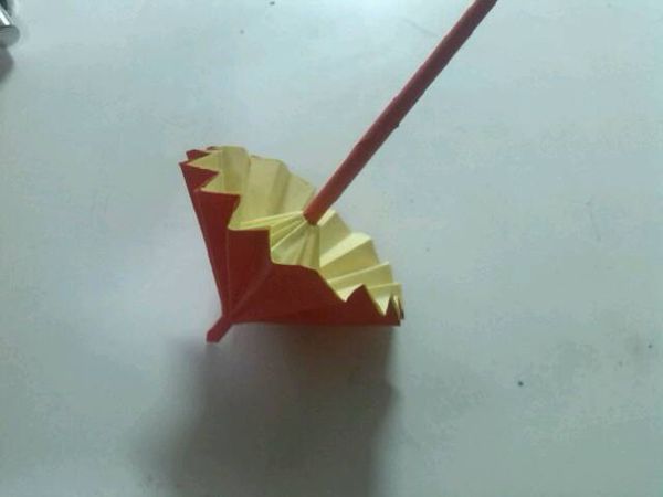 折纸大全之简单可爱的折纸小雨伞做法图解教程