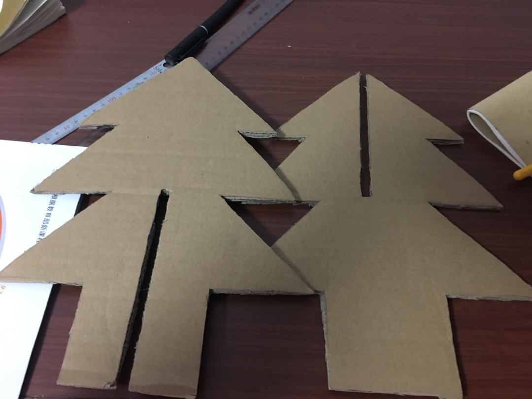 教你用废纸箱制作简单好看的圣诞树 创意diy小制作99巧艺网