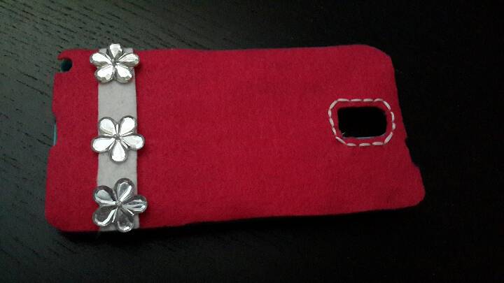 教你用不织布来制作超级简易的红色手机壳